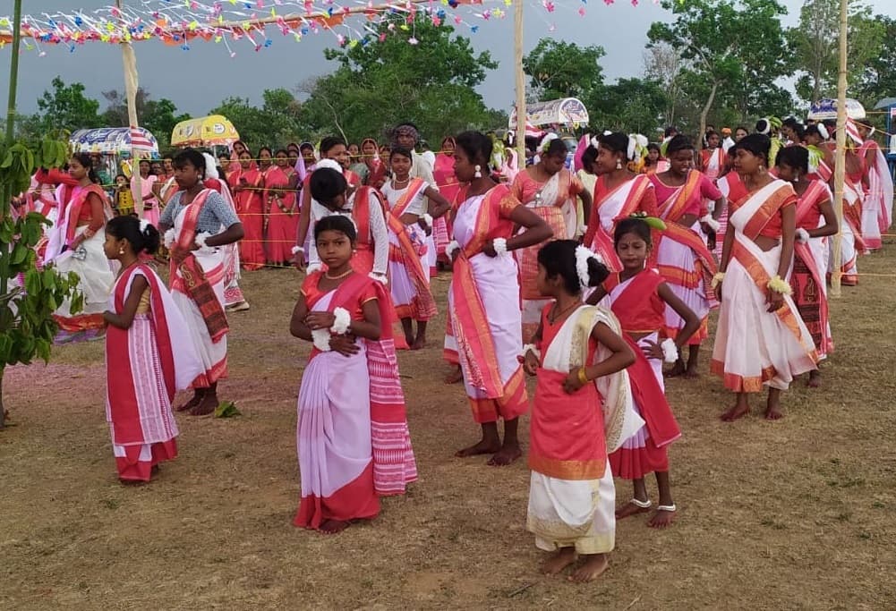 Bokaro News : सलगाडीह गांव में सरहुल पूजा सह मिलन समारोह का आयोजन