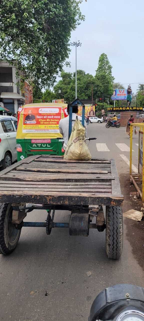 Bhagalpur News : बाइक-कार का चालान काटने में पुलिस व्यस्त, शहर में फिर से जुगाड़ गाड़ियां हावी