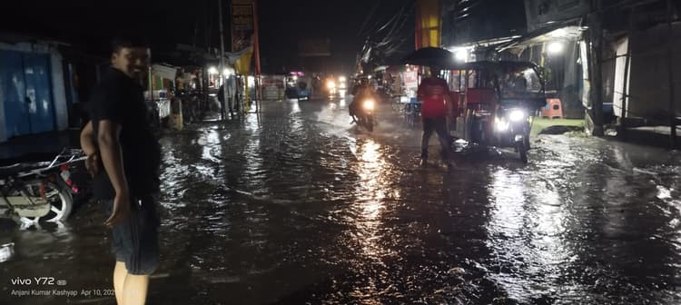 Bhagalpur news स्टेशन रोड पर जल जमाव से लोगों की बढ़ी परेशानी