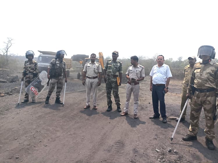 Dhanbad News: बाघमारा पुलिस ने किया 20 टन कोयला जब्त, केस दर्ज