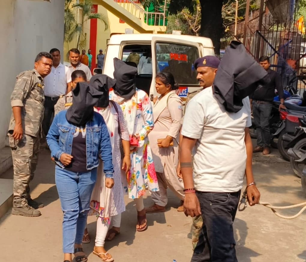 Dhanbad News: सेक्सटॉर्सन मामले में तीन युवती सहित चार लोग गिरफ्तार