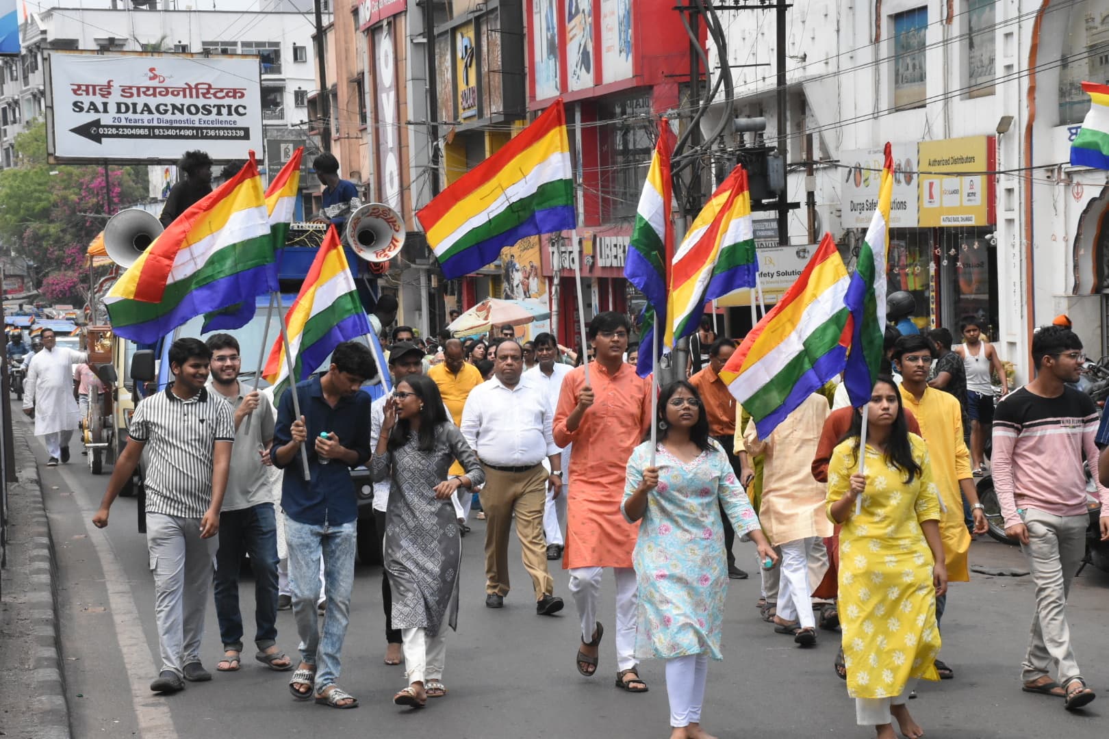 Dhanbad News: धूमधाम से निकली शोभा यात्रा, शामिल हुए इंद्र - इंद्राणी