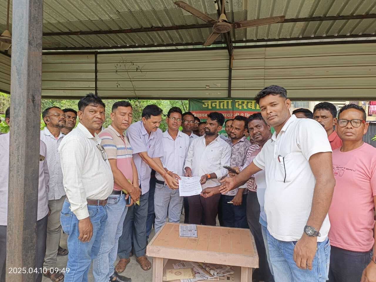 Eastsinghbhum news :  समान कार्य, समान वेतन की मांग को लेकर शिक्षकों ने विधायक से ली समर्थन की चिट्ठी