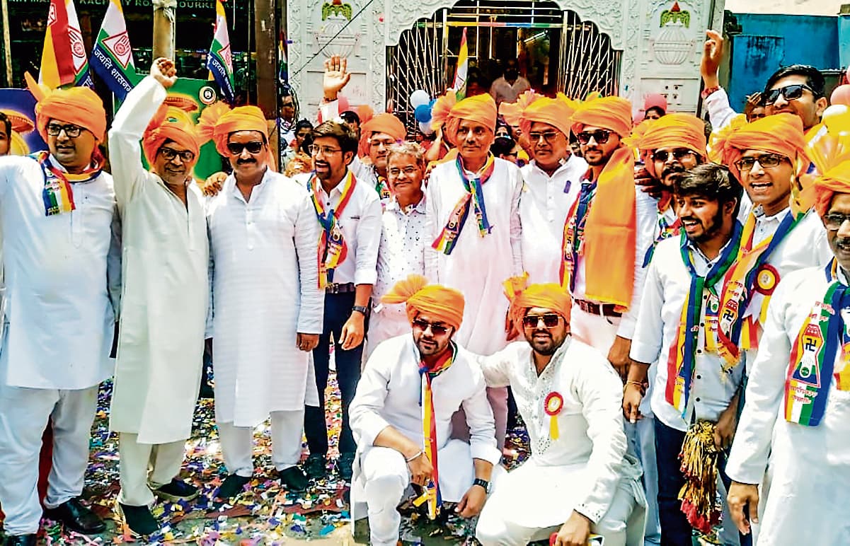 Rourkela News: जैन धर्म के 24वें तीर्थंकर भगवान महावीर की जयंती पर निकली विशाल शोभायात्रा