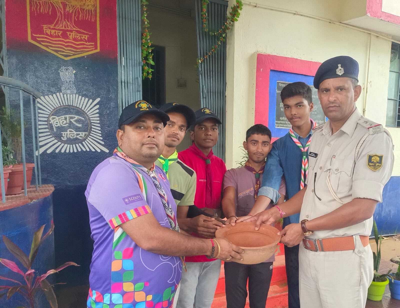 Bhagalpur news पशु पक्षियों के लिए दाना-पानी को लेकर चलाया अभियान