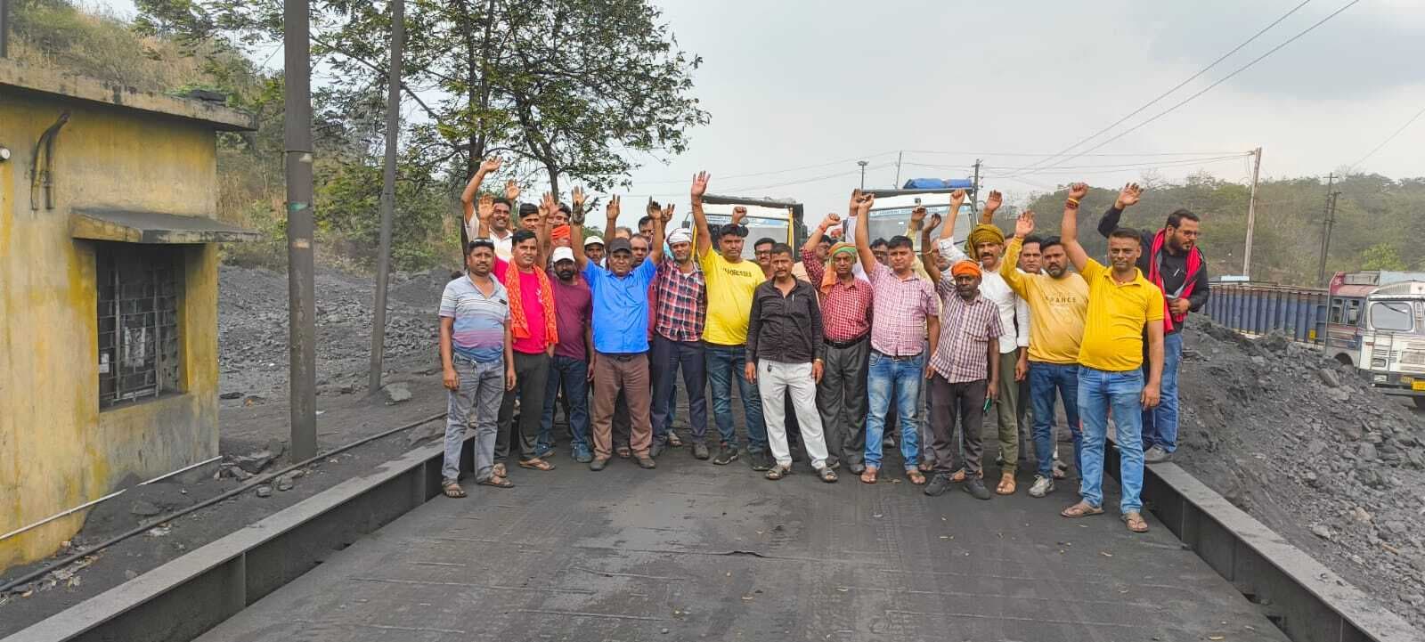 Bokaro News : लोकल सेल के कोयले का हाइवा ट्रकों से उठाव का किया विरोध