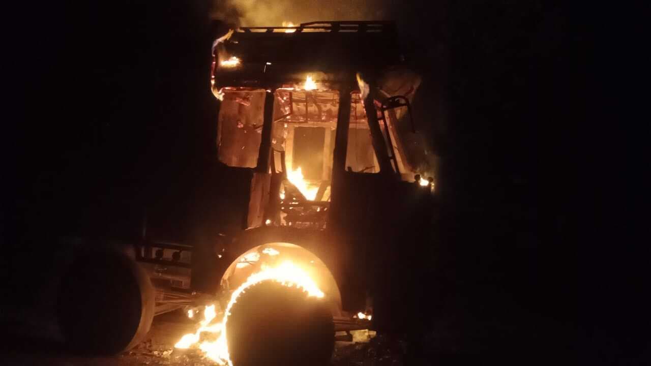 Dhanbad News : बरवाअड्डा में कोयला डिपो में हंगामा, तोड़-फोड़, जला दिया गया कोयला लदा ट्रक