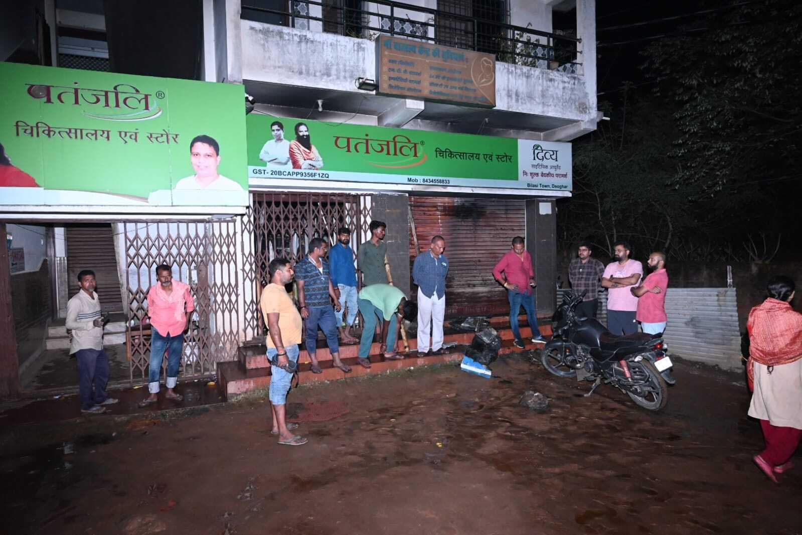 deoghar news : बिलासी में पतंजलि स्टोर में शॉर्ट सर्किट से लगी आग, 15-20 लाख के सामान जले