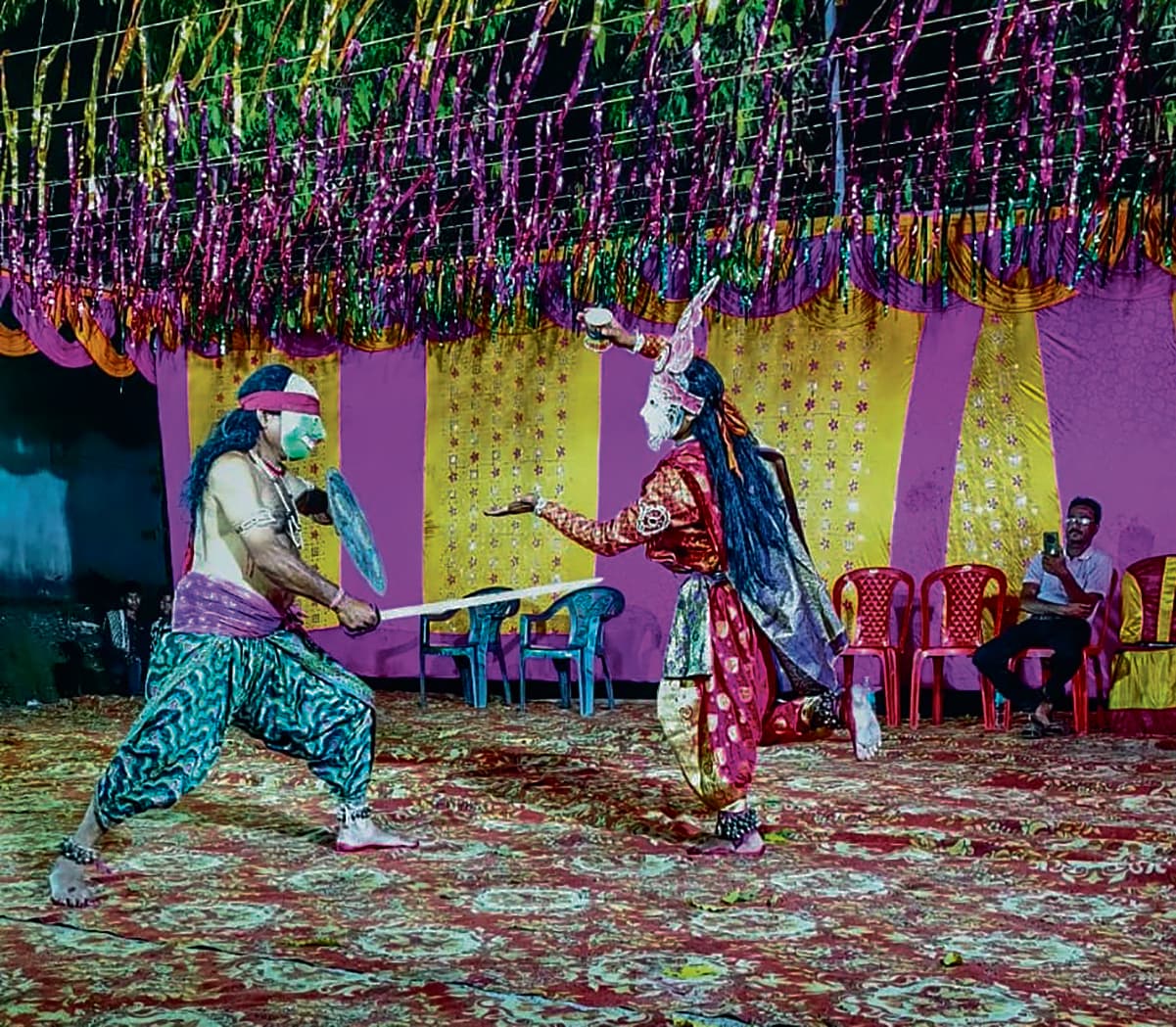 seraikela kharsawan news: संस्कृति के रंग में रंगा ईचा गांव, छऊ नृत्य से झलकी लोक परंपरा की झलक