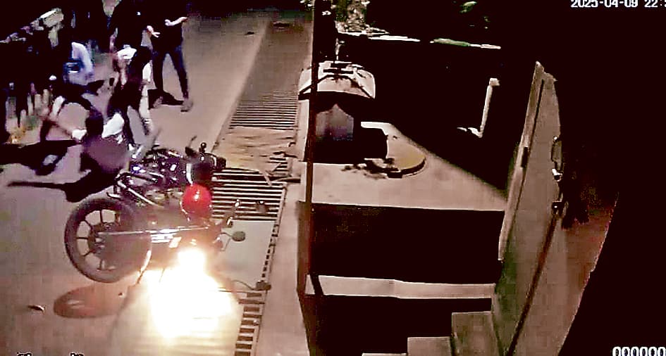 हालीशहर में अर्जुन सिंह के करीबी भाजपा कार्यकर्ता पर जानलेवा हमला