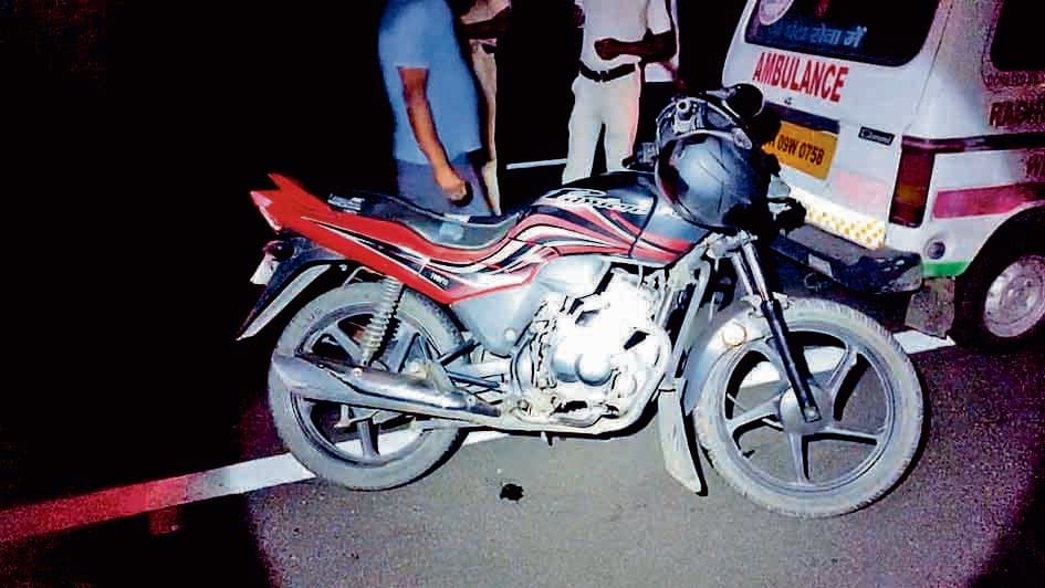 पुरुलिया : रात में ब्रेकडाउन से सरेराह खड़ा था ट्रक, भिड़ गयी बाइक, दो भाइयों की हुई मौत