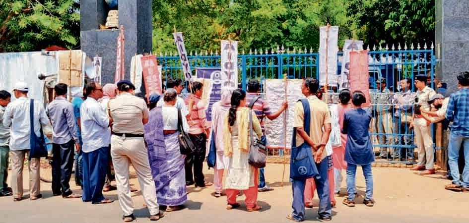 बांकुड़ा में थाना घेराव : नौकरी गंवाए शिक्षकों के समर्थन में उतरी एसयूसीआइ