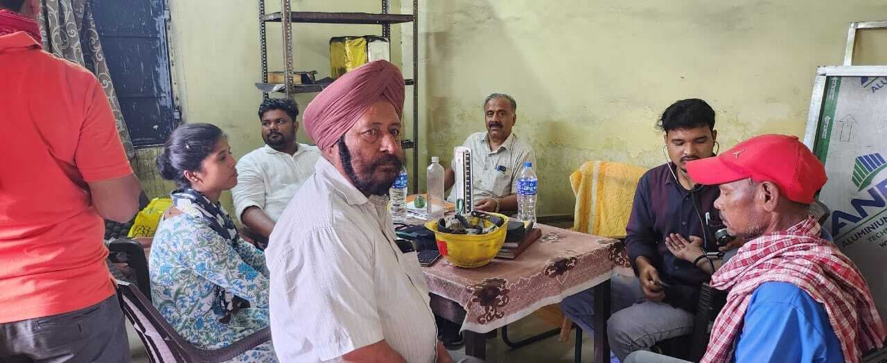Bokaro News : कार्य स्थल पर लगे शिविर में 175 कामगारों की स्वास्थ्य जांच