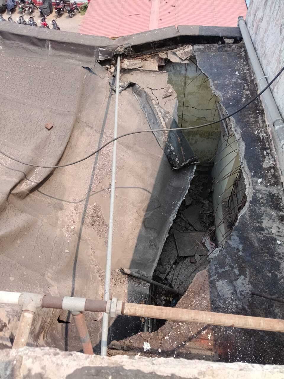 Dhanbad News : धनबाद स्टेशन के दूसरे तल्ले में गिरी पुराने स्टोर की छत