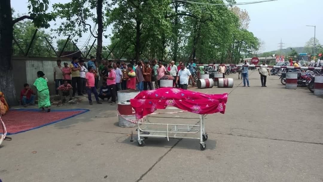 Bokaro News : मुआवजे को ले वार्ता विफल, गेट पर रखा है शव