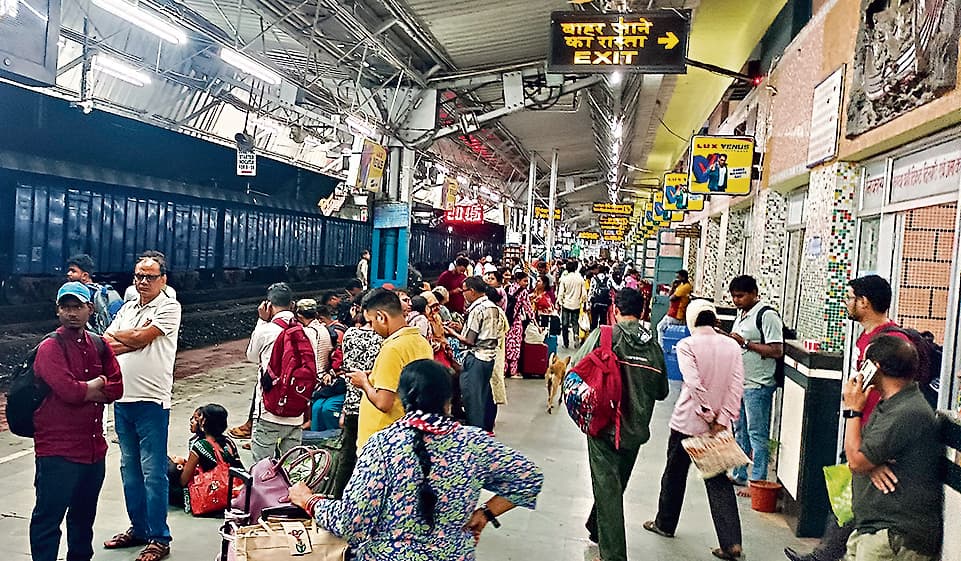 जसीडीह...आंधी के कारण रेलवे ट्रैक पर गिरा पेड़, दो घंटे परिचालन बाधित