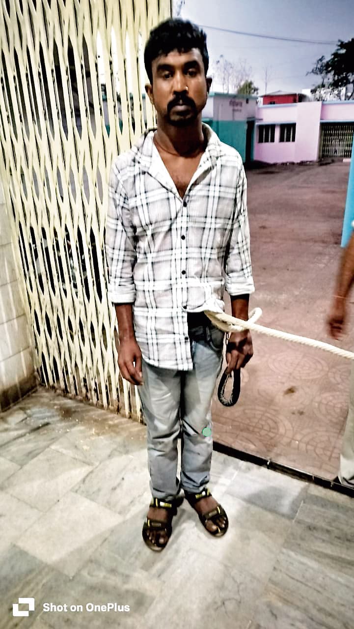 ट्रेन में चढ़ रहे यात्री का मोबाइल चोरी करता युवक पकड़ाया