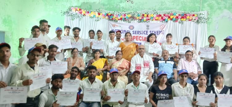 Deoghar news : स्वयंसेवकों को समाज में हर प्रकार के काम के लिए तैयार करता है प्रशिक्षण सत्र : डॉ टी पी सिंह