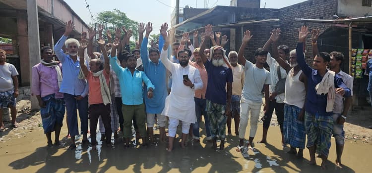 Motihari: सड़क पर जलजमाव से परेशान ग्रामीणों ने किया प्रदर्शन