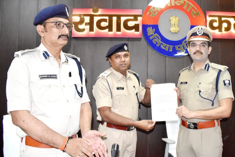 Motihari: बेहतर कार्य के लिए थानाध्यक्ष हुए सम्मानित