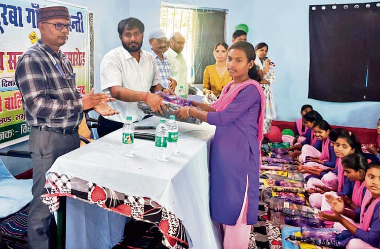 Kaimur News : दहेज प्रथा व बाल विवाह का विरोध कर ग्रहण करें उच्च शिक्षा : डीपीओ