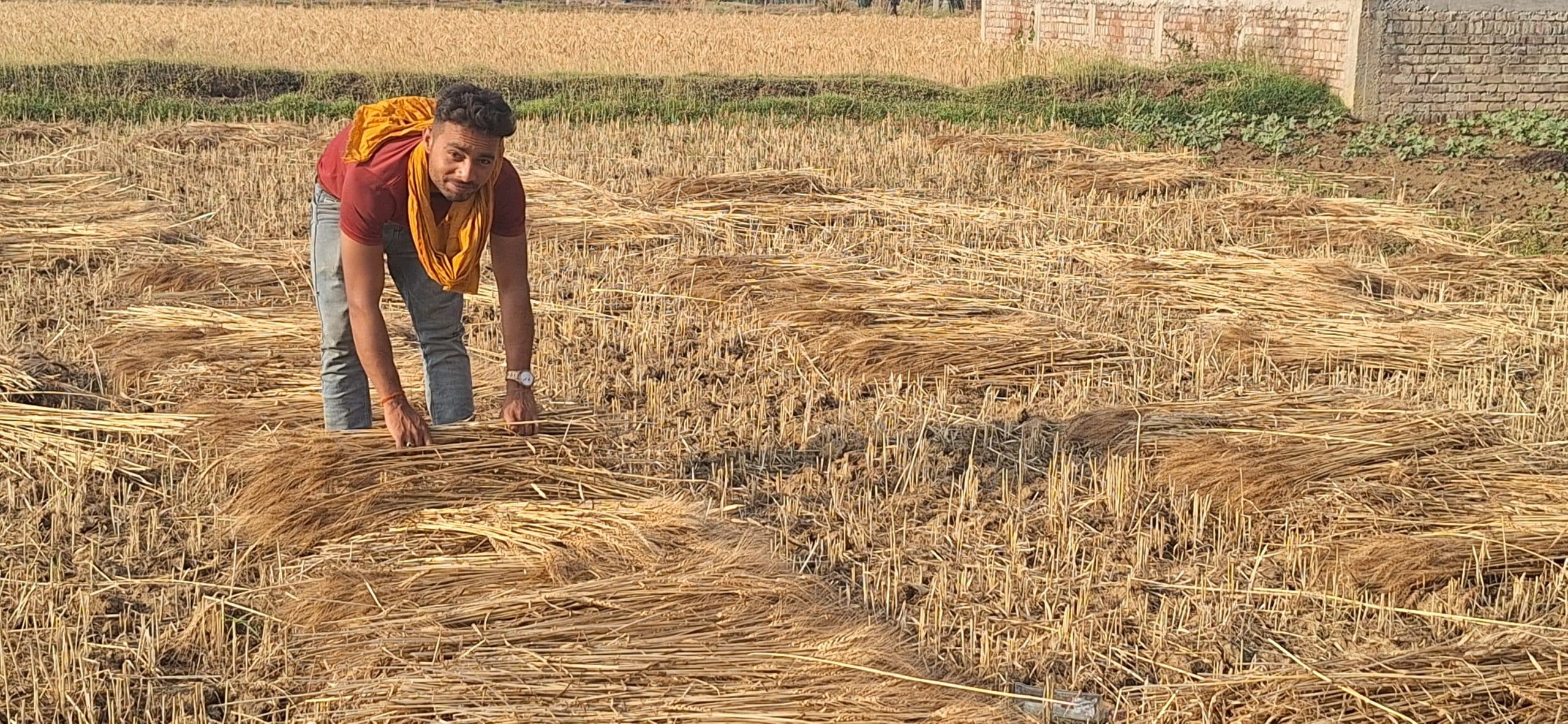 नदी में तैरकर स्कूल पहुंच रहे शिक्षक