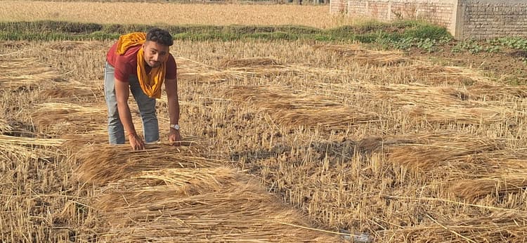 नदी में तैरकर स्कूल पहुंच रहे शिक्षक