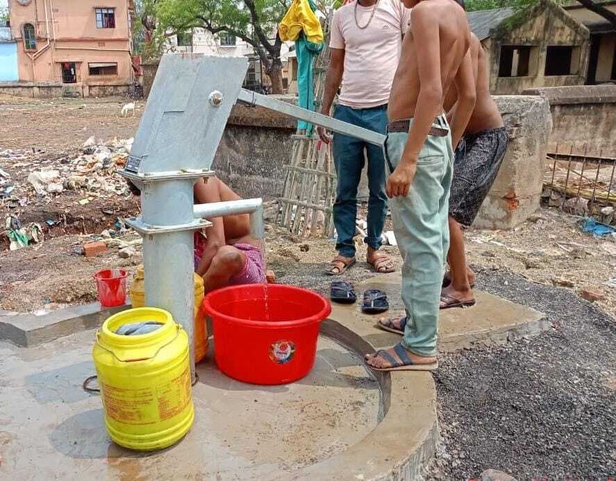 हिरणपुर हाट परिसर में लगे दो चापाकल, जल संकट से मिली राहत