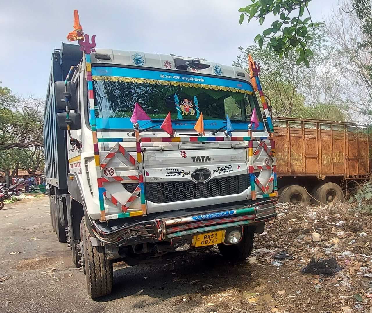 हाइवा व स्कॉर्पियो में टक्कर, तीन घायल