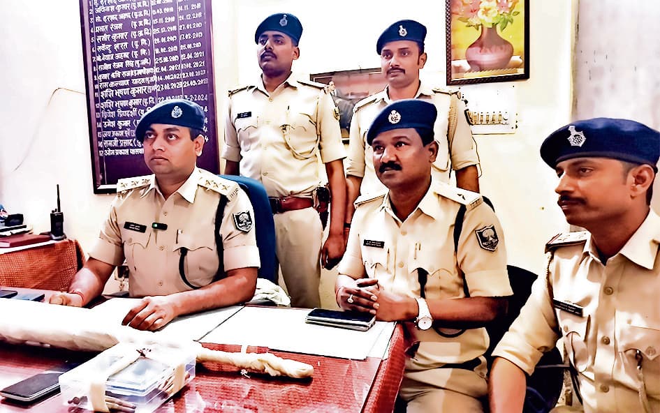 Kaimur News : बैंक से चोरी गये राइफल व कारतूस 72 घंटे में पुलिस ने किया बरामद, दो गिरफ्तार