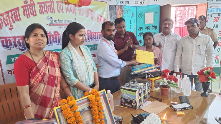 कस्तूरबा गांधी विद्यालय में छात्राओं को दी गयी विदाई