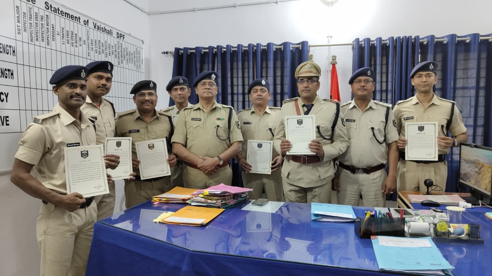 hajipur news. बेहतर पुलिसिंग के लिए 14 पुलिस पदाधिकारियों को मिला सम्मान