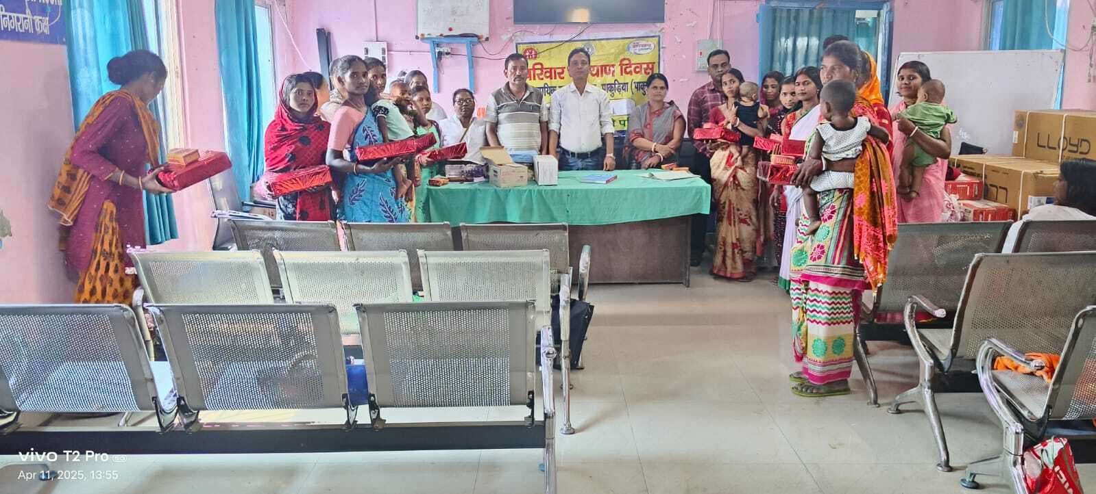 96 आदर्श दंपतियों को टोकन गिफ्ट देकर किया सम्मानित