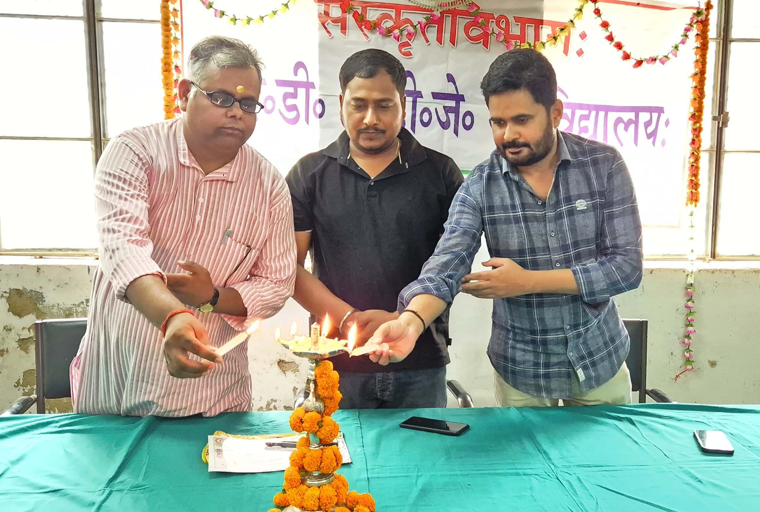 श्लोकोच्चारण में मुस्कान व संस्कृत भाषण प्रतियोगिता में राजा प्रथम