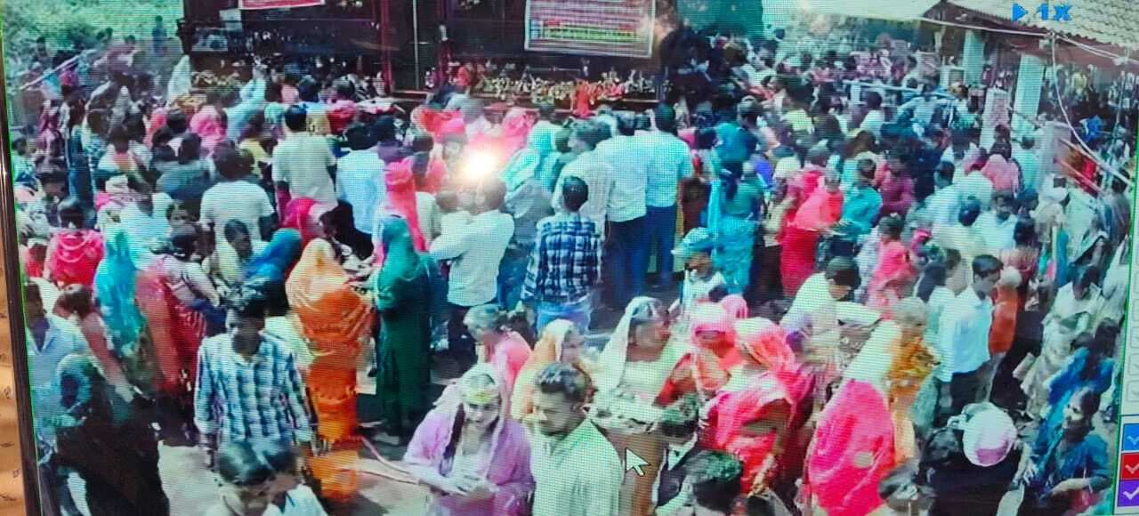 मदनपुर मंदिर में उमड़ी भीड़, स्थान समेत सड़क जाम होने से आवागमन में हुई परेशानी