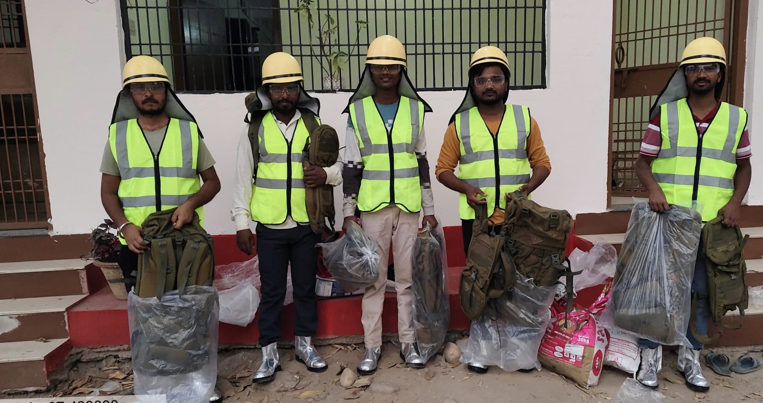 वीटीआर प्रशासन ने फायर वाचरों में बांटी सेफ्टी कीट