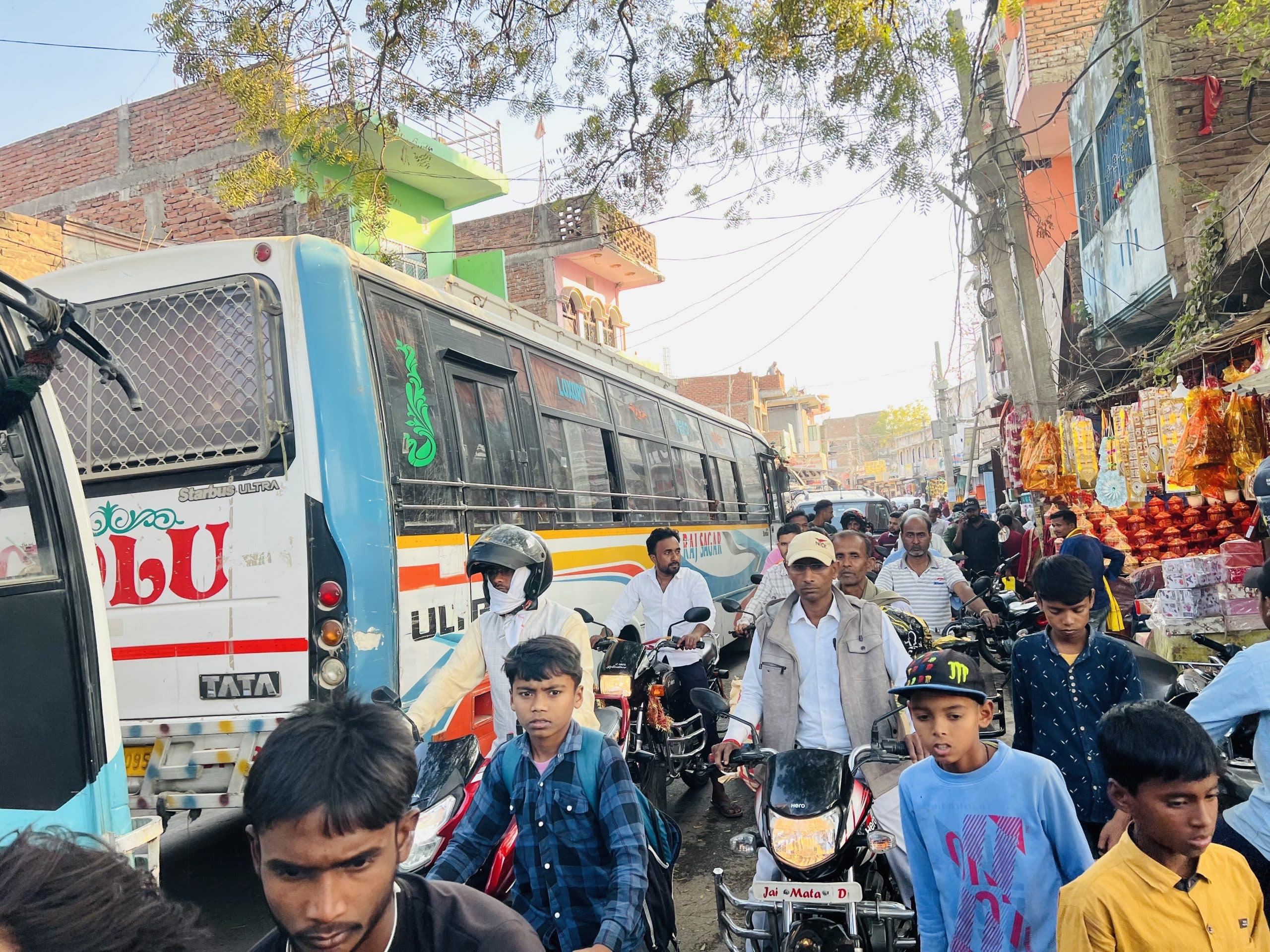 बथुआ बाजार में जाम से हलकान रहे लोग, झेलनी पड़ी फजीहत, जाम के झाम में पैदल चलना भी हुआ मुश्किल