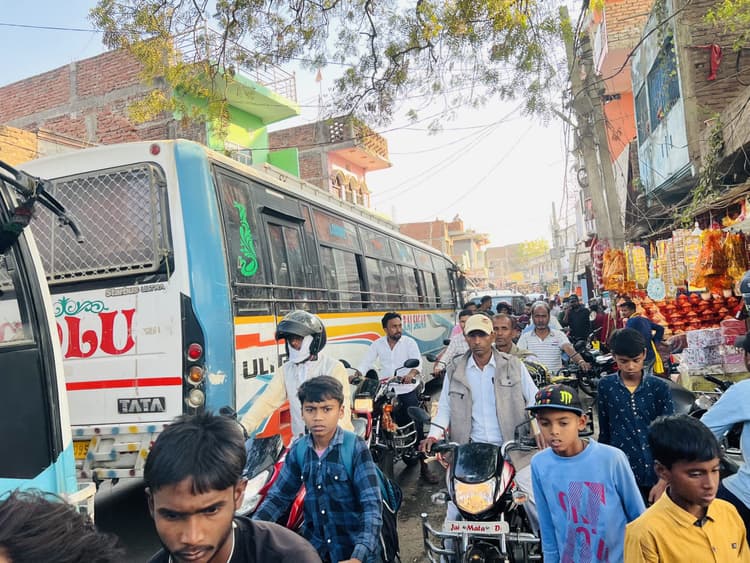 बथुआ बाजार में जाम से हलकान रहे लोग, झेलनी पड़ी फजीहत, जाम के झाम में पैदल चलना भी हुआ मुश्किल