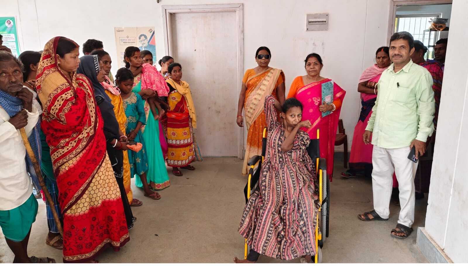 सीडीपीओ ऑफिस में दिव्यांगों के बीच व्हीलचेयर वितरित