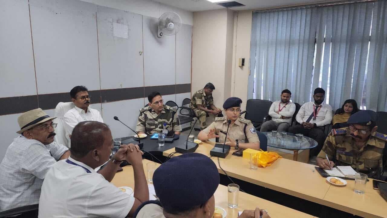 एयरपोर्ट कर्मियों को साइबर फ्रॉड से सतर्क कर बचने के बताये उपाय