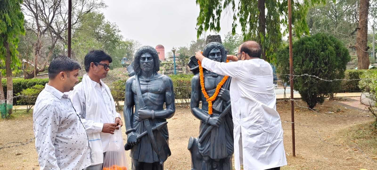 सिदो-कान्हू की प्रतिमा पर माल्यार्पण कर किया नमन