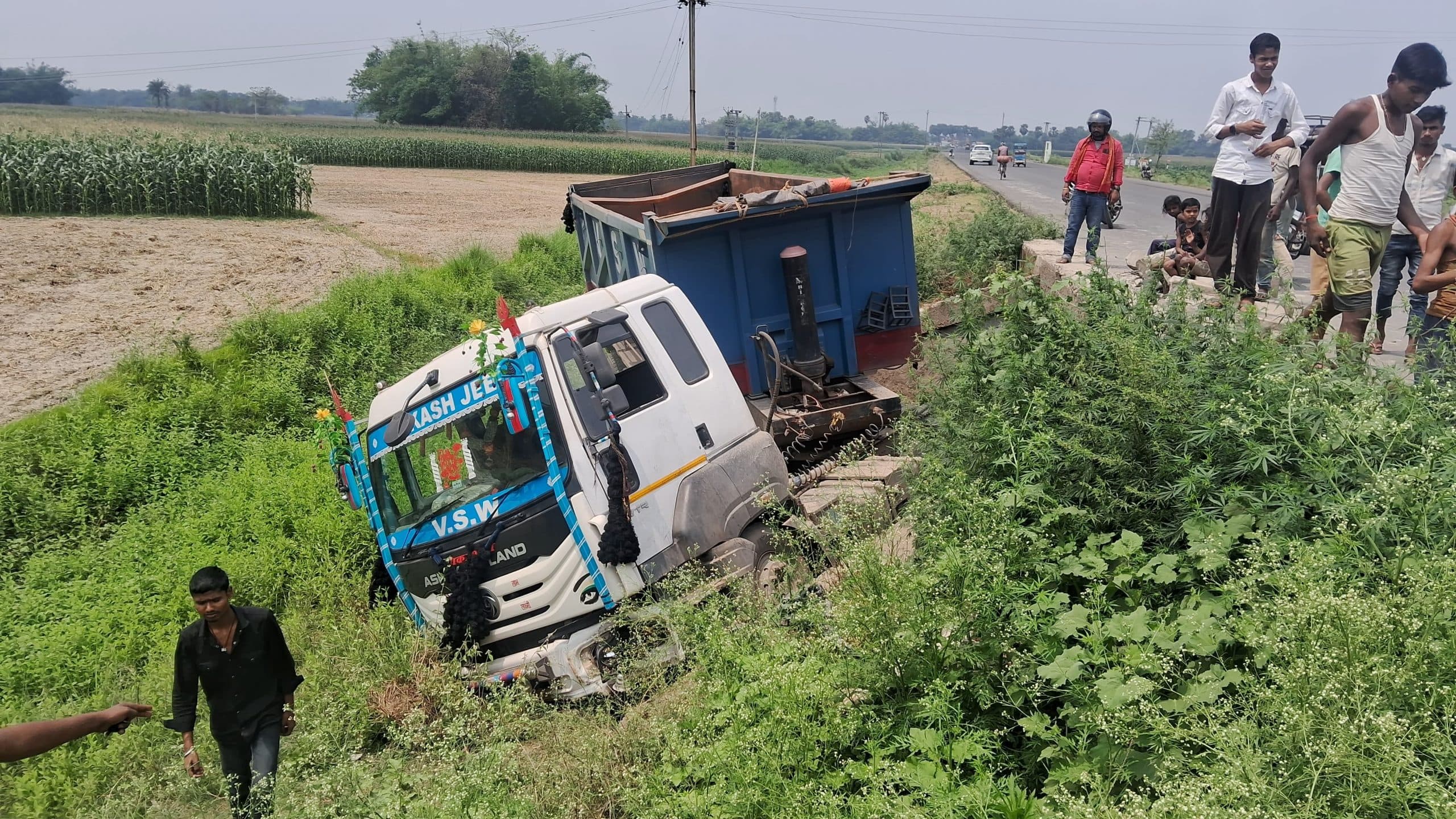 अनियंत्रित होकर पुल की रेलिंग को तोड़ते हुए नीचे गिरा हाइवा