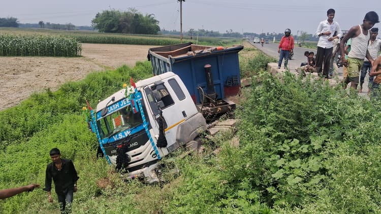 अनियंत्रित होकर पुल की रेलिंग को तोड़ते हुए नीचे गिरा हाइवा