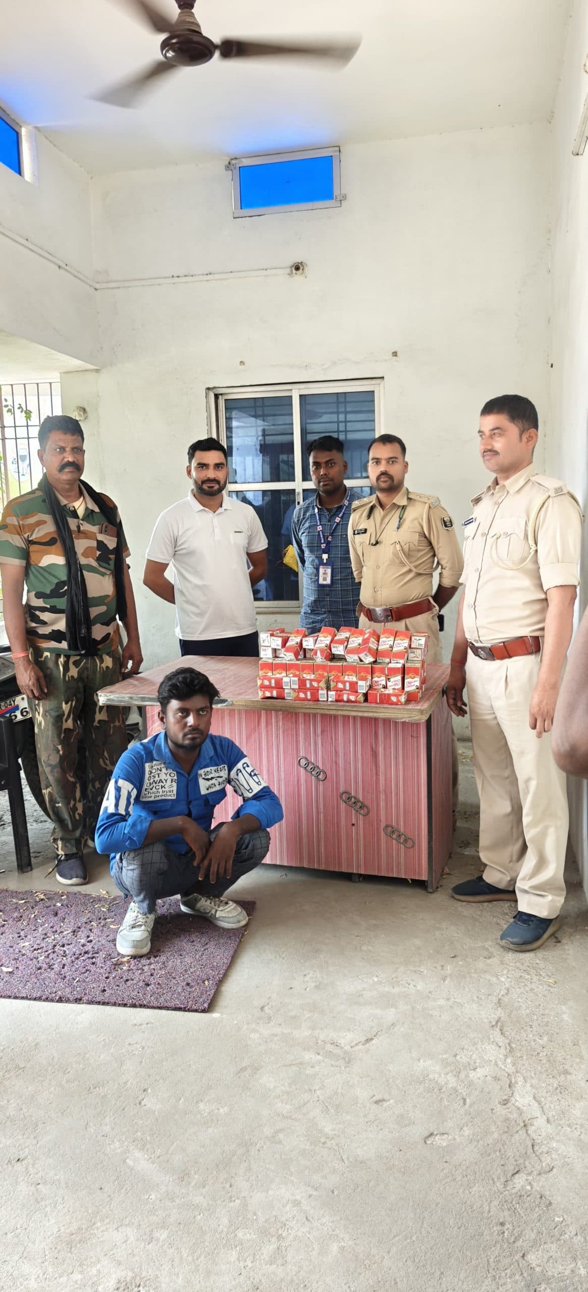 उत्पाद विभाग की टीम ने 54 लीटर शराब के साथ दो तस्करों को किया गिरफ्तार