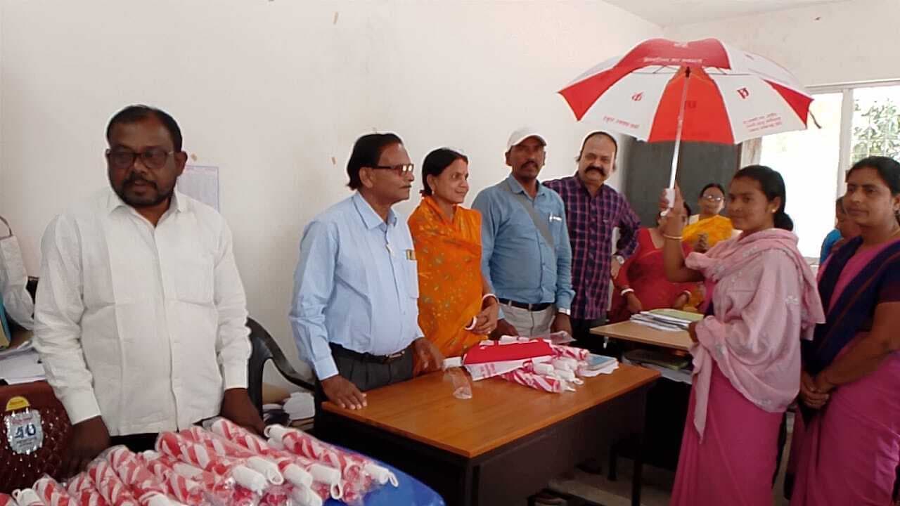 176 आंगनबाड़ी सेविकाओं के बीच छाता वितरित