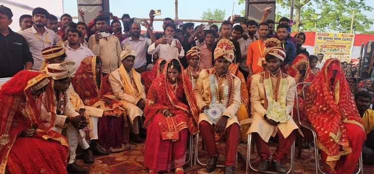 Motihari: सामूहिक विवाह में 21 जोड़े वर-वधू शादी के बंधन में बंधे
