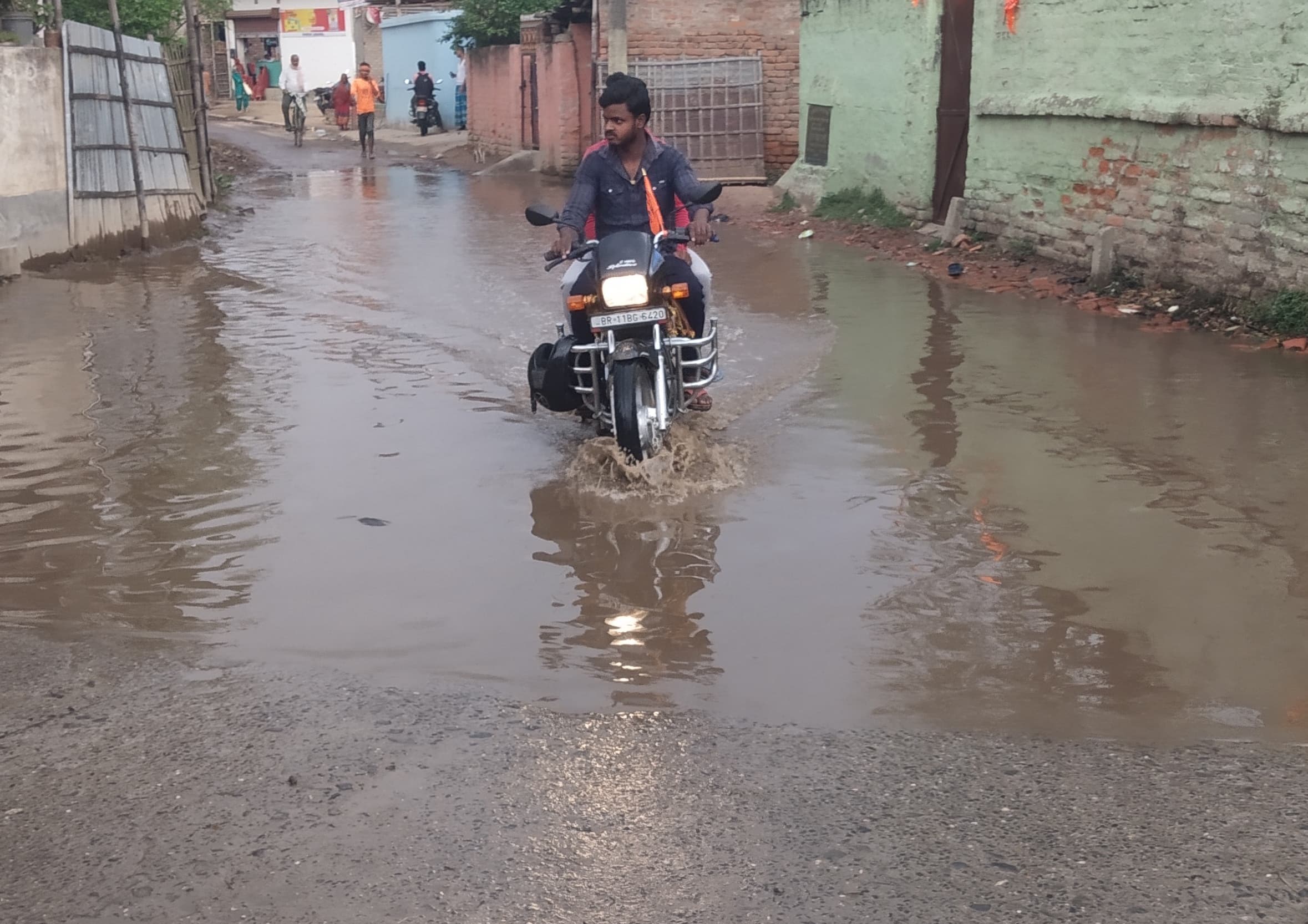 बारिश से बड़हरा मुख्य बाजार की स्थिति हुई नारकीय
