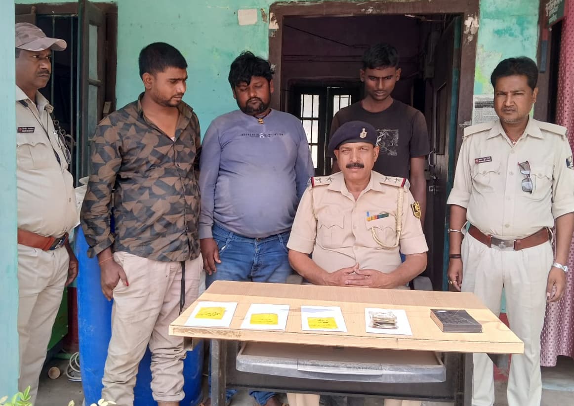 आठ ग्राम स्मैक के साथ तीन तस्कर गिरफ्तार