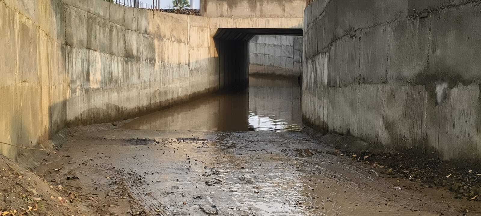 रेलवे अंडरपास में भरा बरसात का पानी बना मुसीबत  ग्रामीणों को होती है परेशानी