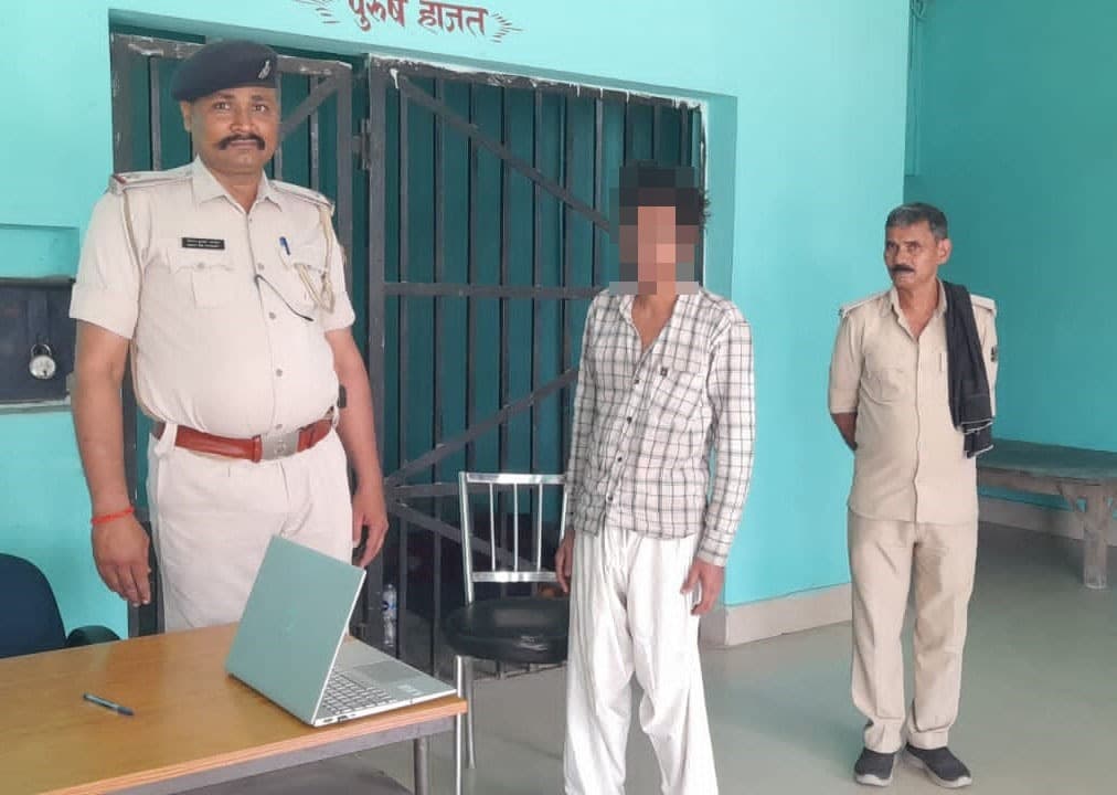 थावे में 24 घंटे के अंदर चोरी गये लैपटॉप के साथ आरोपित गिरफ्तार, विदेशीटोला गांव में घर में घुस कर ली गयी थी चोरी